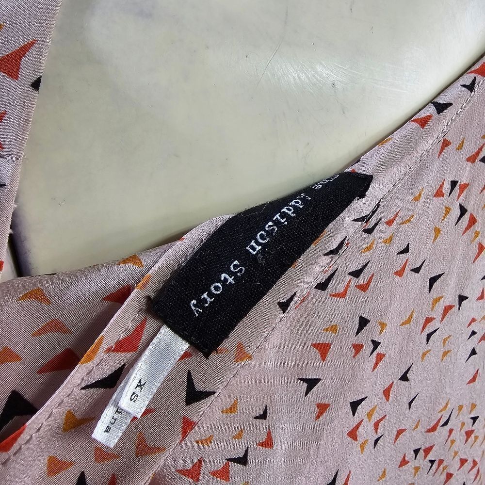 The Addison story xs silk top R7 - Picture 3 of 4